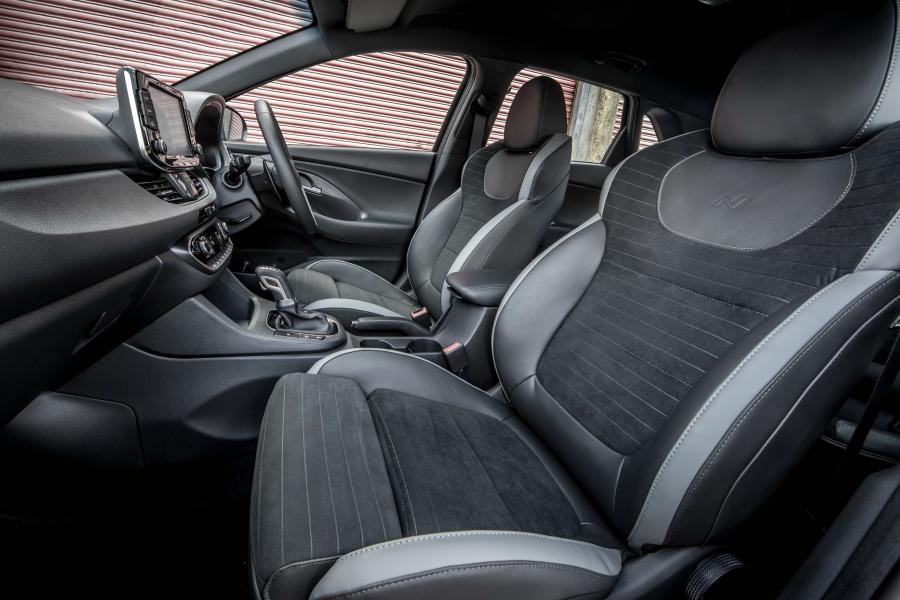 Интерьер Hyundai i30 N Line (PD) 2018 года  (UK) (фото 2 из 40)